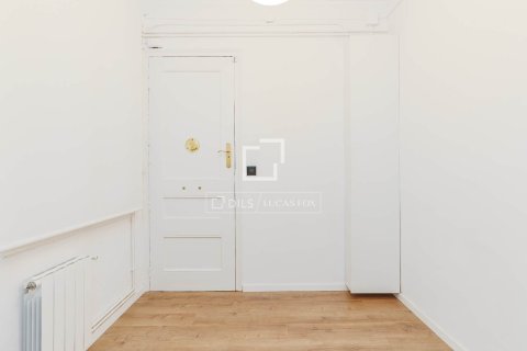 Apartment for sale in Barcelona, Spain 3 bedrooms, 120 sq.m. No. 150318 - photo 19