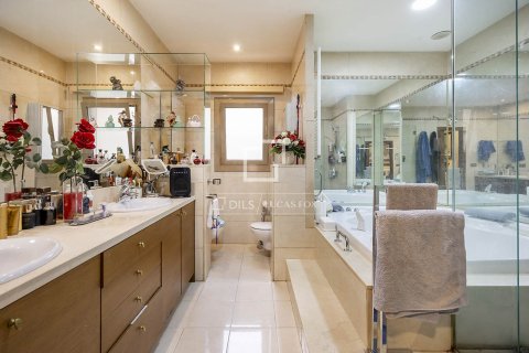 Huoneisto myytävänä Barcelona, Espanja, 4 makuuhuonetta, 164 m2 No. 192721 - kuva 15