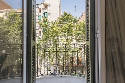 Huoneisto myytävänä Barcelona, Espanja, 4 makuuhuonetta, 88 m2 No. 192719 - kuva 3