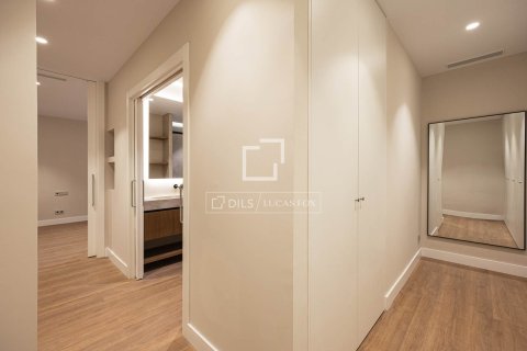 Huoneisto myytävänä Barcelona, Espanja, 4 makuuhuonetta, 204 m2 No. 192715 - kuva 30