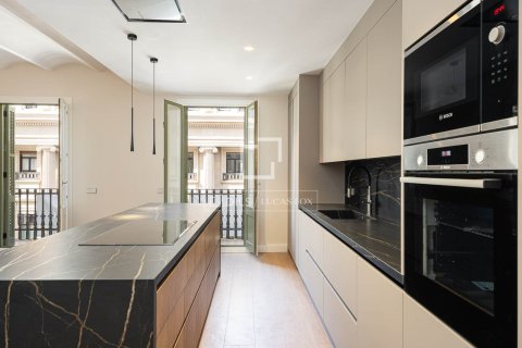 Huoneisto myytävänä Barcelona, Espanja, 4 makuuhuonetta, 204 m2 No. 192715 - kuva 8