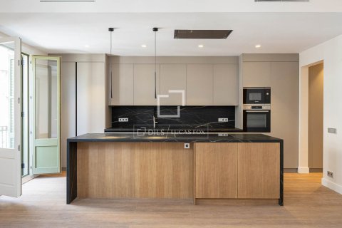 Huoneisto myytävänä Barcelona, Espanja, 4 makuuhuonetta, 204 m2 No. 192715 - kuva 5