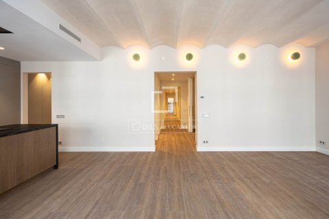 Huoneisto myytävänä Barcelona, Espanja, 4 makuuhuonetta, 204 m2 No. 192715 - kuva 3
