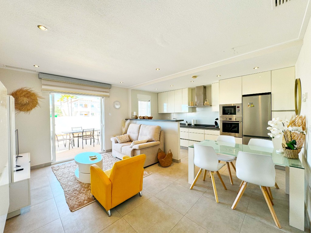 Apartment in Punta Prima, Alicante, Spain 2 bedrooms, 70 sq.m. No. 145245