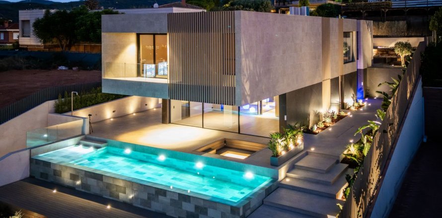 Hus i Teia, Barcelona, Spanien 5 sovrum, 594 kvm. Nr. 141095