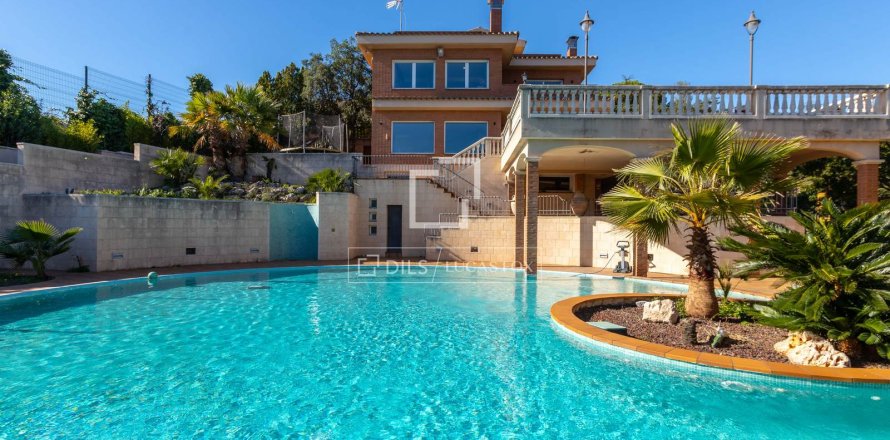 Villa in Alella, Barcelona, Spain 3 bedrooms, 842 sq.m. No. 150411