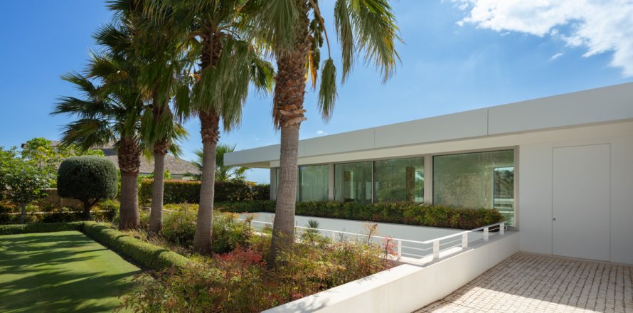 Villa in Casares, Malaga, Spain 5 bedrooms, 713 sq.m. No. 174002