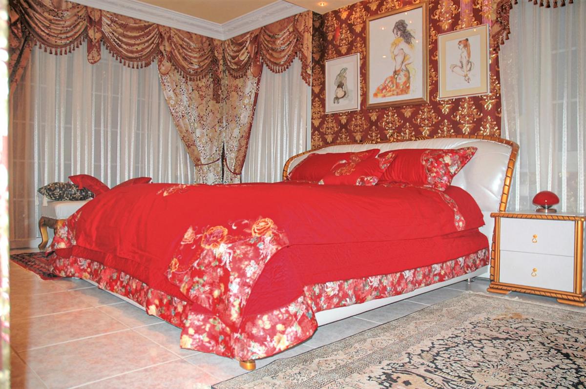 Villa in Calpe, Alicante, Spain 5 bedrooms, 460 sq.m. No. 80283