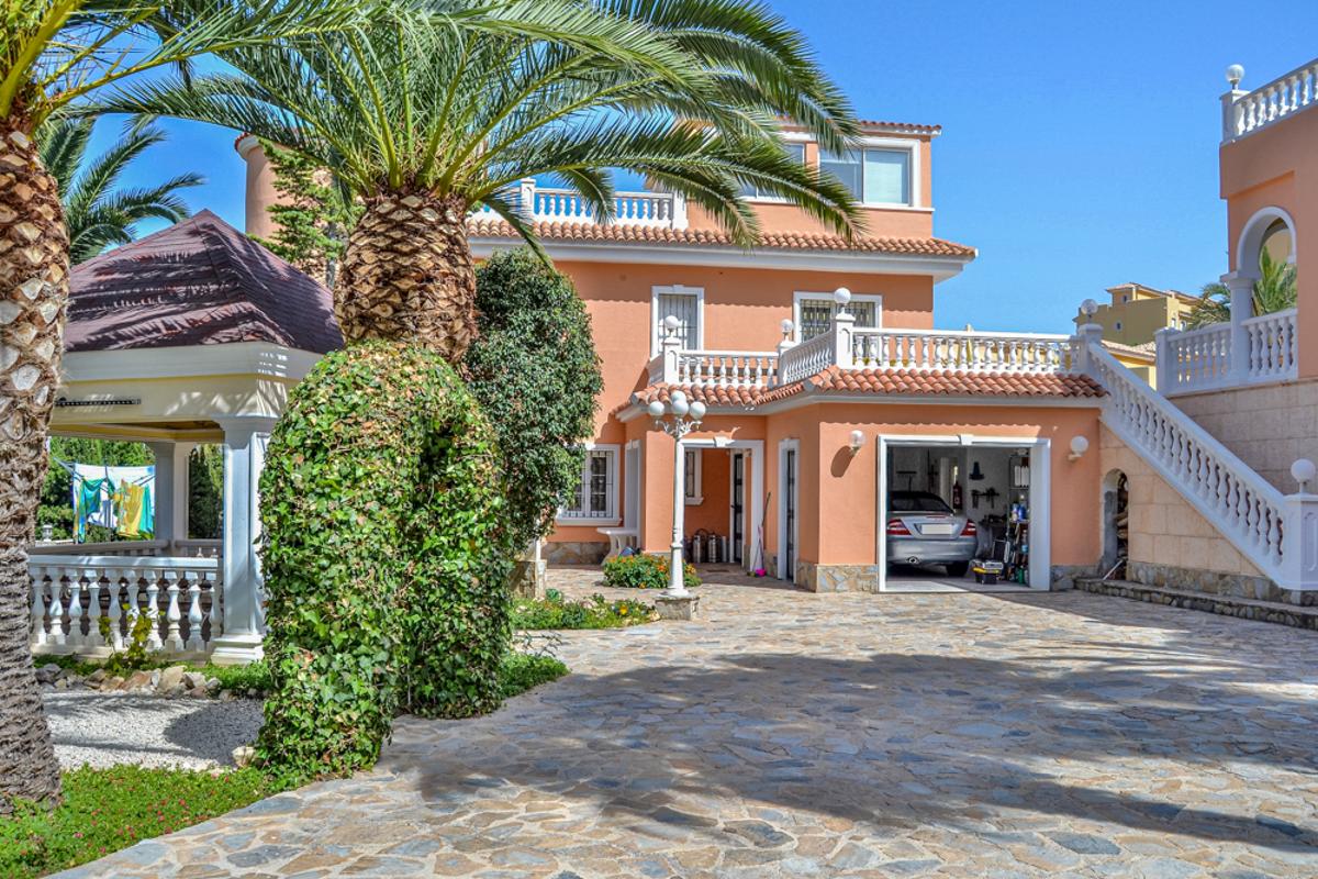 Villa in Calpe, Alicante, Spain 5 bedrooms, 460 sq.m. No. 80283