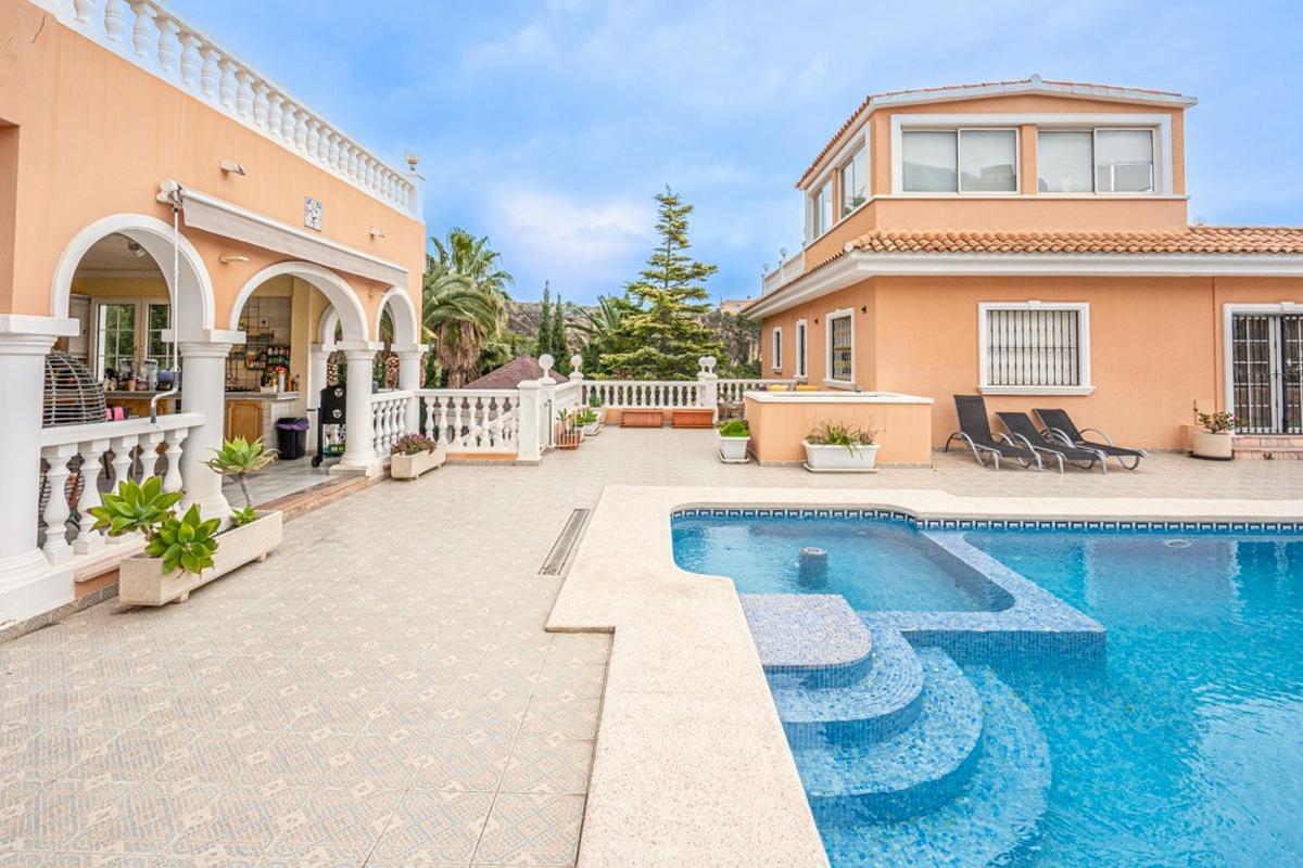 Villa in Calpe, Alicante, Spain 5 bedrooms, 460 sq.m. No. 80283