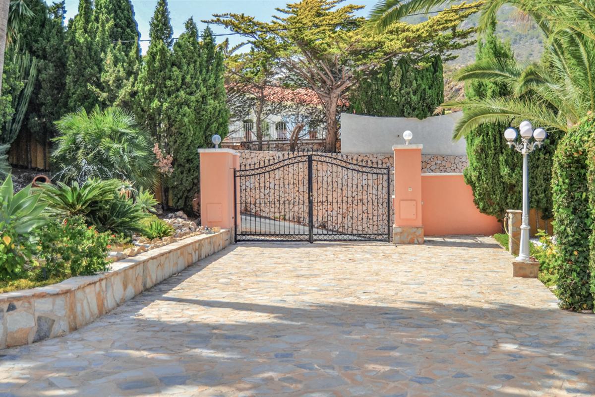 Villa in Calpe, Alicante, Spain 5 bedrooms, 460 sq.m. No. 80283