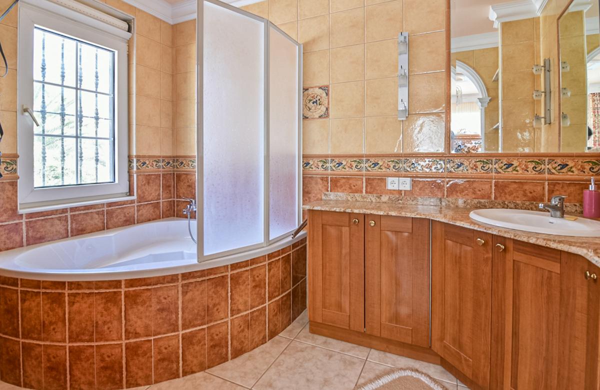 Villa in Calpe, Alicante, Spain 5 bedrooms, 460 sq.m. No. 80283