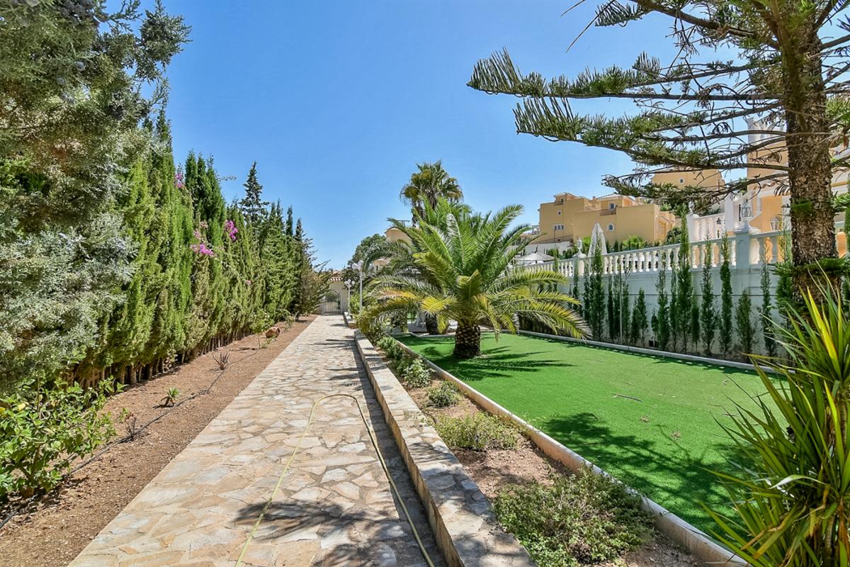 Villa in Calpe, Alicante, Spain 5 bedrooms, 460 sq.m. No. 80283