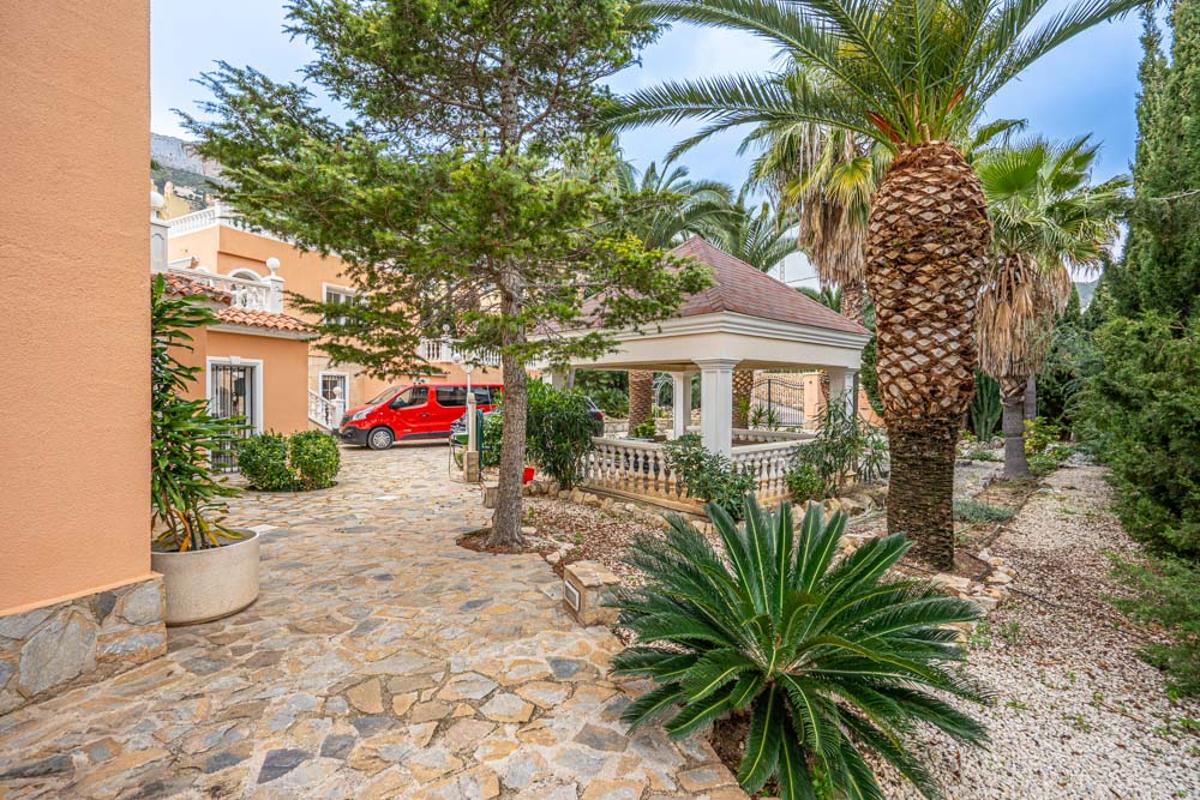 Villa in Calpe, Alicante, Spain 5 bedrooms, 460 sq.m. No. 80283