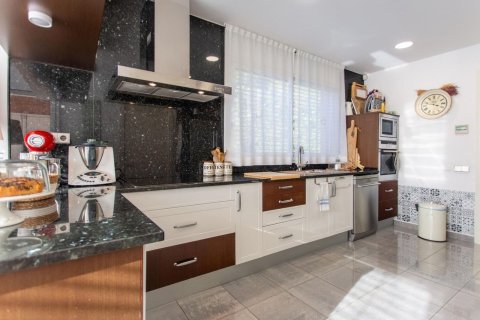 Продажа дома в Сан-Андреу-де-Льяванерес, Барселона, Испания 4 спальни, 481м2 №160743 - фото 24