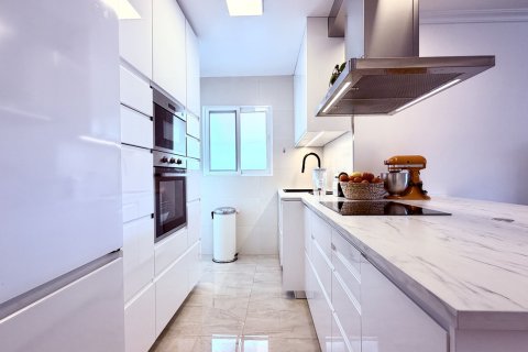 Apartment à vendre à Alicante, Espagne, 3 chambres,  No. 195429 - photo 3
