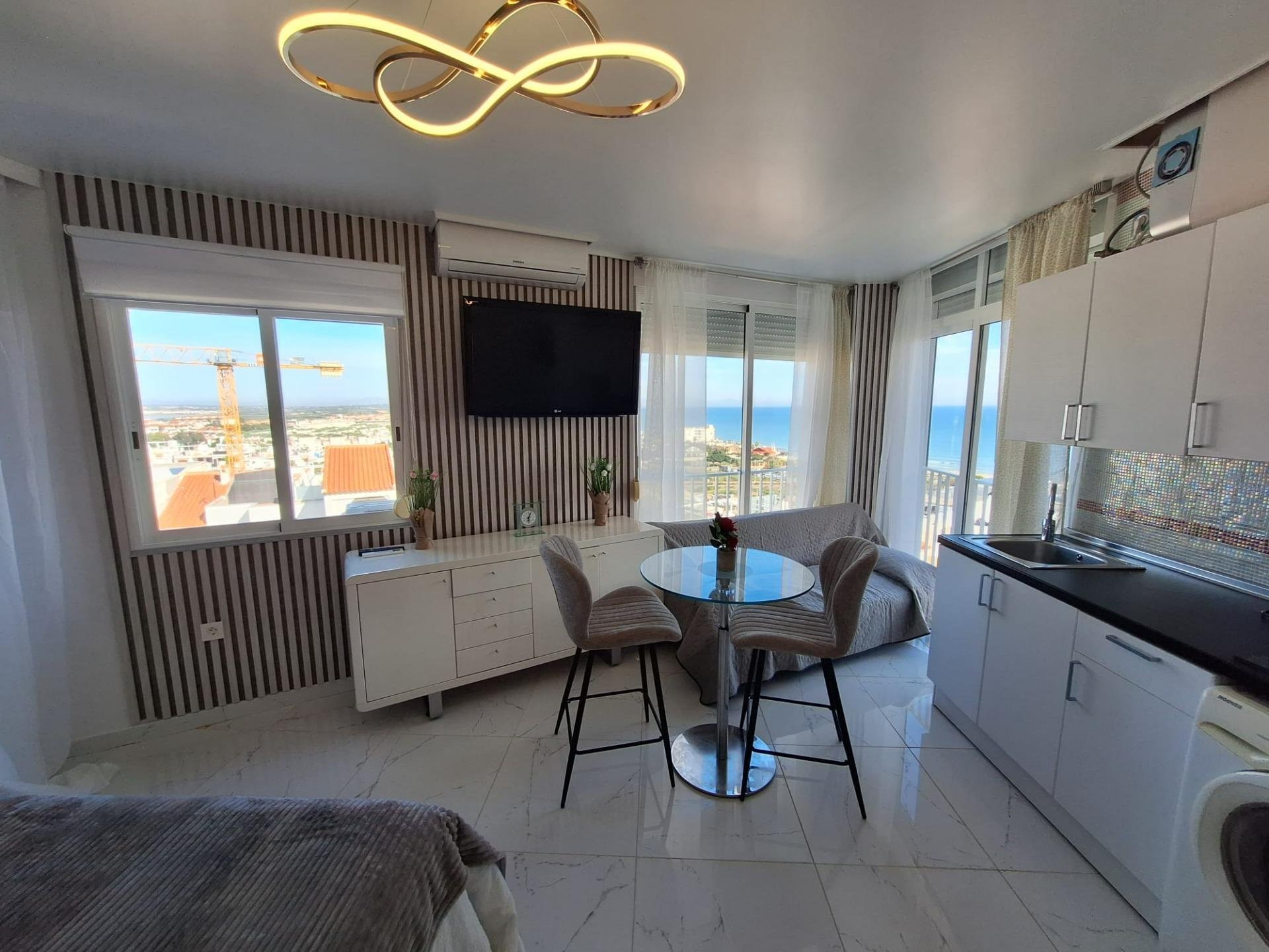 Apartment à Torrevieja, Alicante, Espagne 33 m2 No. 182938