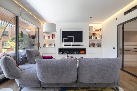 Apartment for sale in Barcelona, Spain 6 bedrooms, 201 sq.m. No. 192675 - photo 3