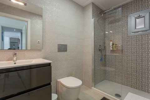 Apartment for sale in Torrevieja, Alicante, Spain 2 bedrooms, 70 sq.m. No. 143811 - photo 12