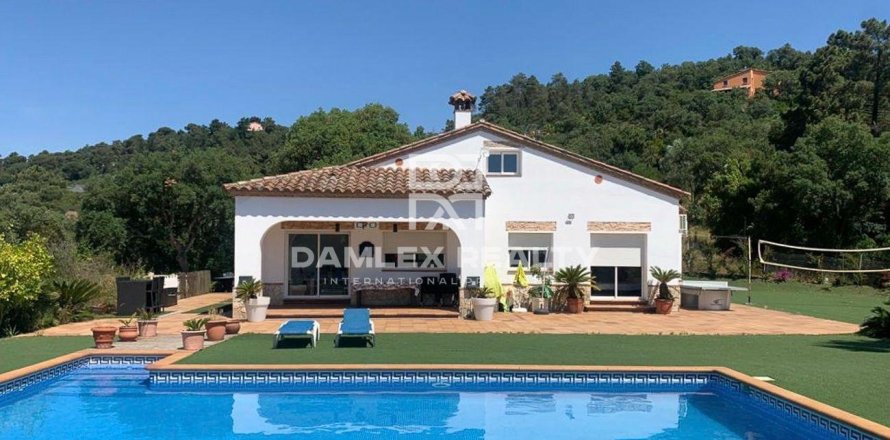 Villa in Lloret de Mar, Girona, Spain 4 bedrooms, 108 sq.m. No. 177160