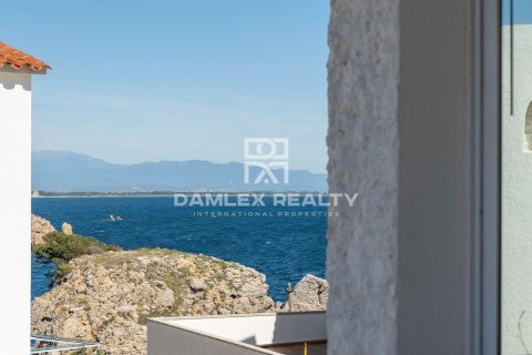 Villa for sale in L'Escala, Girona, Spain 5 bedrooms, 288 sq.m. No. 177164 - photo 3