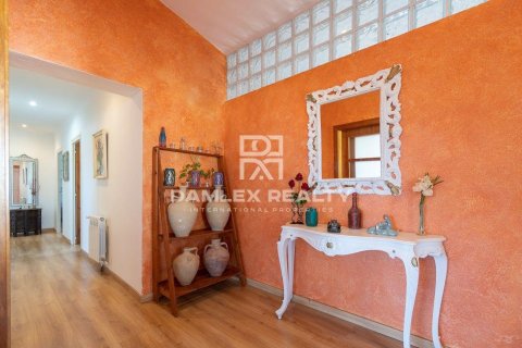 Villa for sale in L'Escala, Girona, Spain 5 bedrooms, 288 sq.m. No. 177164 - photo 12