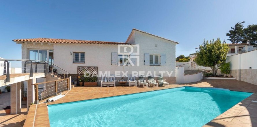 Villa in L'Escala, Girona, Spain 5 bedrooms, 288 sq.m. No. 177164