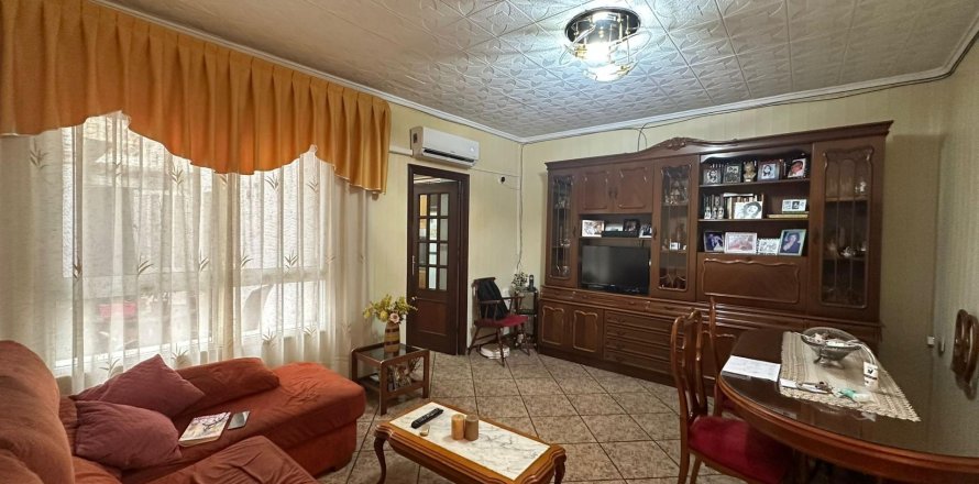 Apartment in Torrevieja, Alicante, Spain 7 bedrooms, 101 sq.m. No. 152201