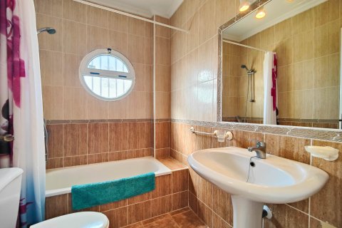 Townhouse for sale in Alicante, Spain 3 bedrooms, 77 sq.m. No. 152198 - photo 24