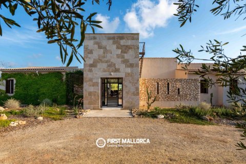 Finca for sale in Ses Salines, Mallorca, Spain 5 bedrooms, 407 sq.m. No. 181779 - photo 2