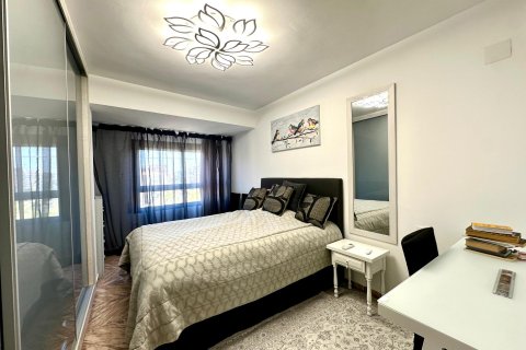 Apartment for sale in Alicante, Spain 4 bedrooms, 144 sq.m. No. 181644 - photo 2