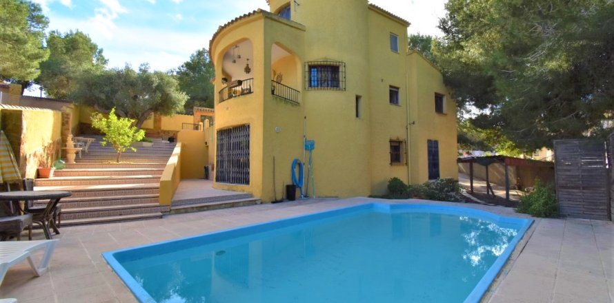 Villa in Alicante, Spanien 6 Schlafzimmer, 180 m2 Nr. 146565