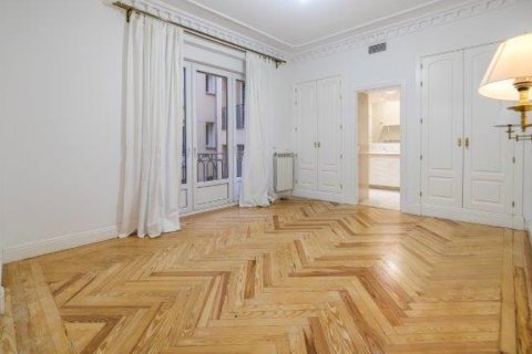 Dzīvoklis īrēšanai Madrid, Spānijā 5 istabas, 300 m2 Nr. 147659 - attēls 14