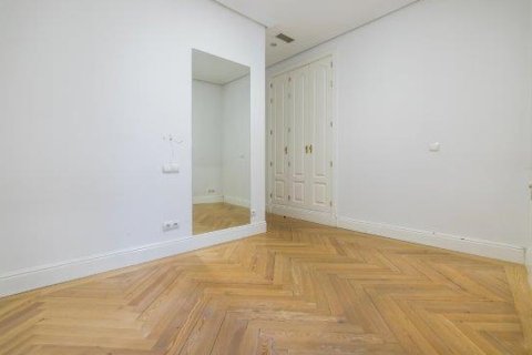 Dzīvoklis īrēšanai Madrid, Spānijā 5 istabas, 300 m2 Nr. 147659 - attēls 23
