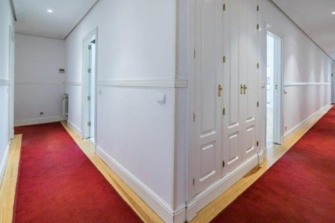 Dzīvoklis īrēšanai Madrid, Spānijā 5 istabas, 300 m2 Nr. 147659 - attēls 18
