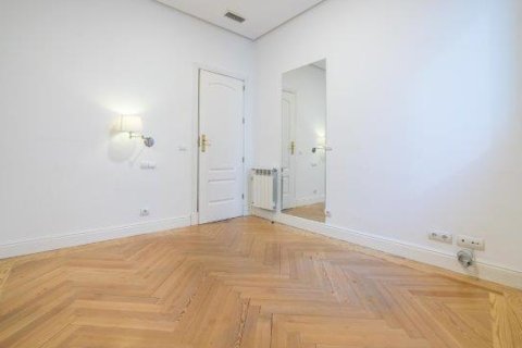 Dzīvoklis īrēšanai Madrid, Spānijā 5 istabas, 300 m2 Nr. 147659 - attēls 20