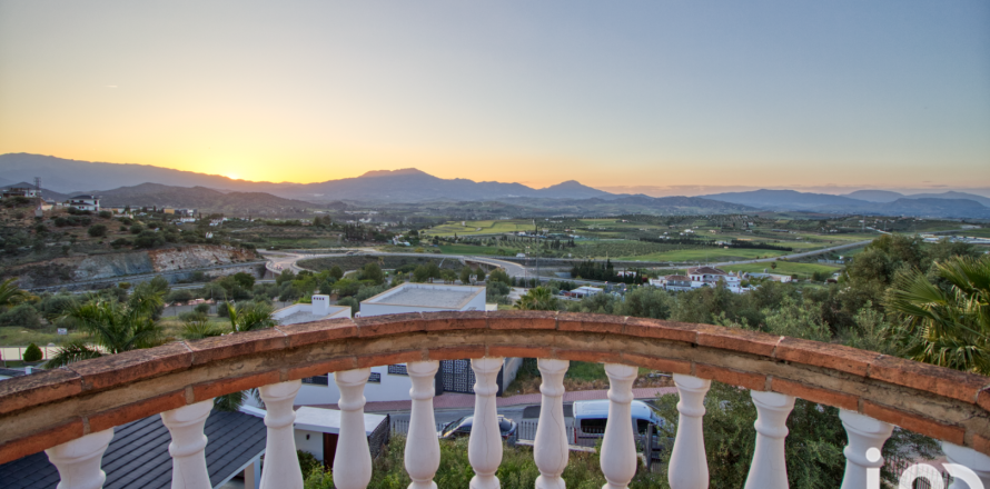 Hus i Coin, Malaga, Spanien 4 sovrum, 859 kvm. Nr. 154028