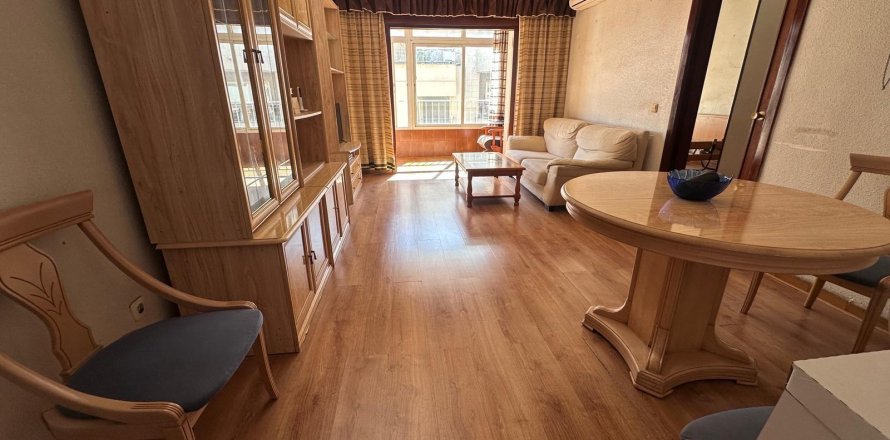 Apartment à Torrevieja, Alicante, Espagne 4 chambres, 120 m2 No. 195452