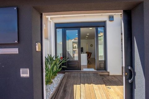 Продажа коммерческой недвижимости в Торревьеха, Аликанте, Испания 4 спальни, 85м2 №145994 - фото 2