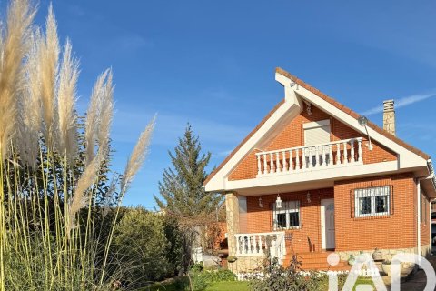 House for sale in Villaquilambre, Leon, Spain 4 bedrooms, 226 sq.m. No. 173269 - photo 1