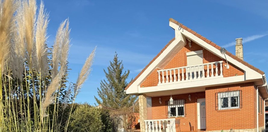 House in Villaquilambre, Leon, Spain 4 bedrooms, 226 sq.m. No. 173269