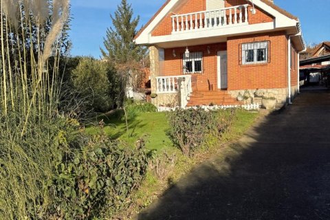 House for sale in Villaquilambre, Leon, Spain 4 bedrooms, 226 sq.m. No. 173269 - photo 2