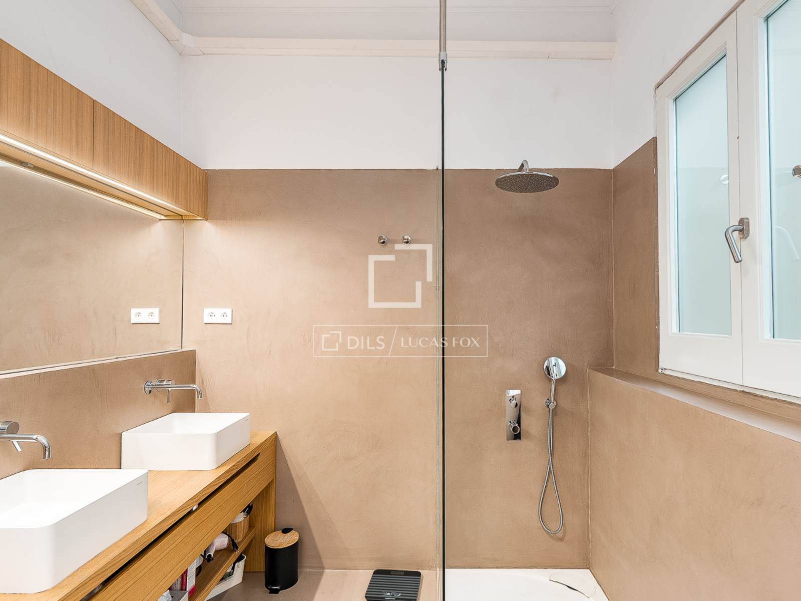 Huoneisto Barcelona, Espanja 4 makuuhuonetta, 179 m2 No. 192545