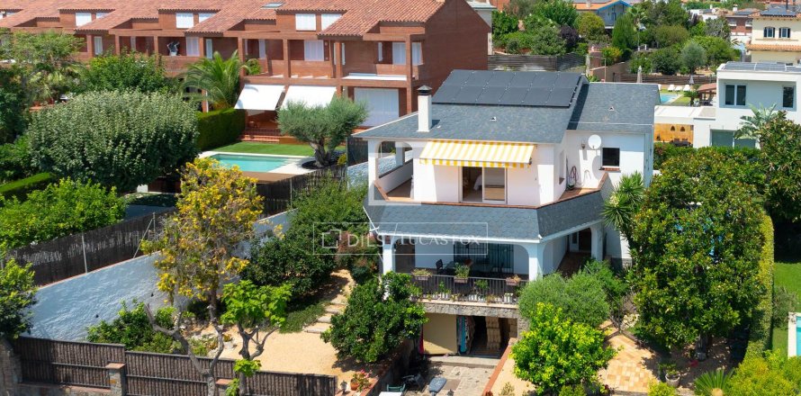 Villa in El Masnou, Barcelona, Spain 5 bedrooms, 376 sq.m. No. 192542