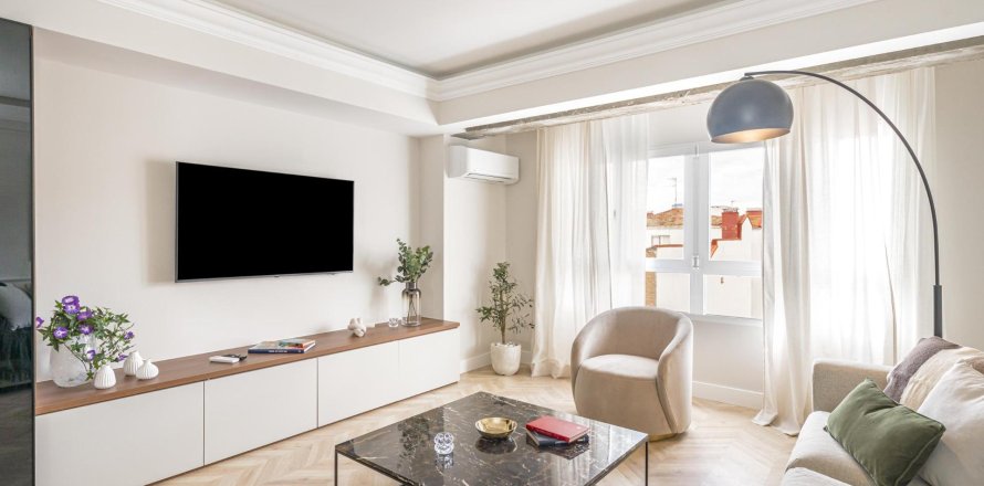 Apartment in Madrid, Spain 2 bedrooms, 130 sq.m. No. 165516