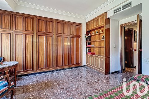 Apartment for sale in Zaragoza, Spain 5 bedrooms, 211 sq.m. No. 153513 - photo 19