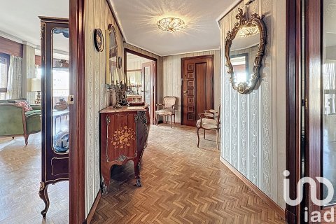 Apartment for sale in Zaragoza, Spain 5 bedrooms, 211 sq.m. No. 153513 - photo 8