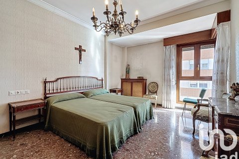 Apartment for sale in Zaragoza, Spain 5 bedrooms, 211 sq.m. No. 153513 - photo 15