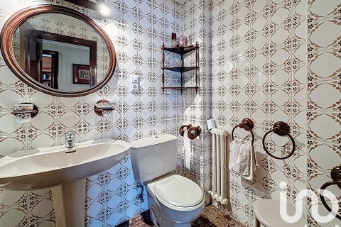 Apartment for sale in Zaragoza, Spain 5 bedrooms, 211 sq.m. No. 153513 - photo 23