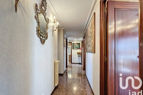 Apartment for sale in Zaragoza, Spain 5 bedrooms, 211 sq.m. No. 153513 - photo 29